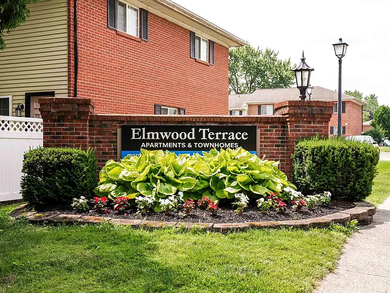 Elmwood Terrace Apartments and Townhomes — Photo 17