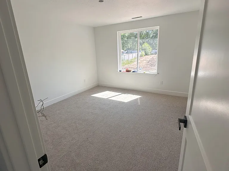 1537 S 600th St E — Photo 16