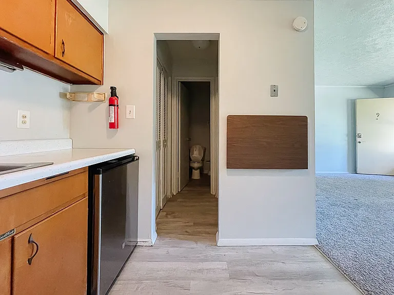 2310 N Oakwood Ave #9 — Photo 5
