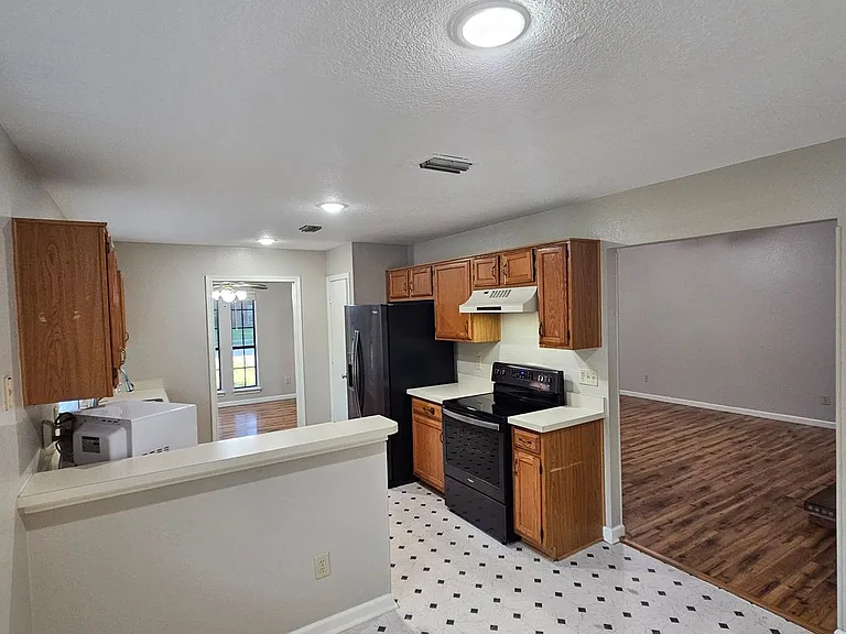 1402 Sheppard Ln — Photo 14