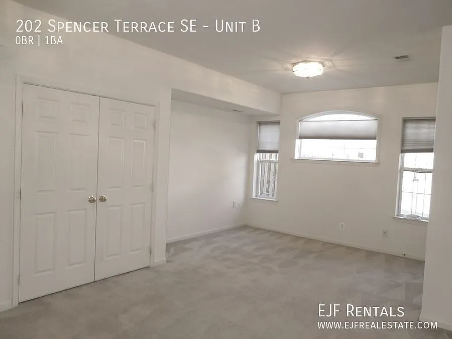 Building Photo - 202 Spencer Ter SE #B