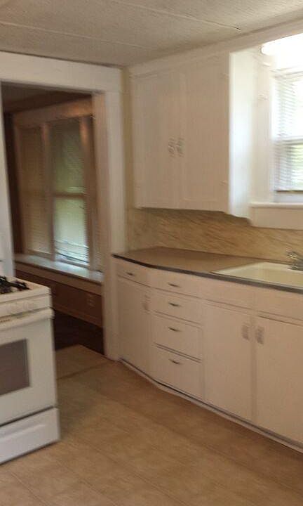 2nd image of 726 W Hendryx Ave