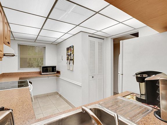 4th image of 9235 Lagoon Place #301