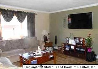 4th image of 87 Moffett St