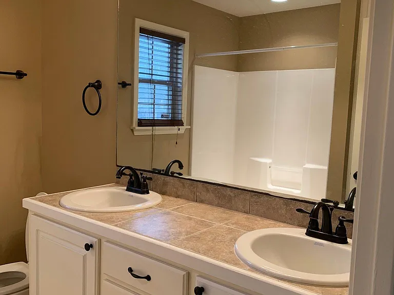 100 Hawthorne Dr — Photo 26