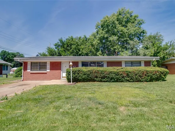 5 Columbus Dr, Belleville, IL 62226