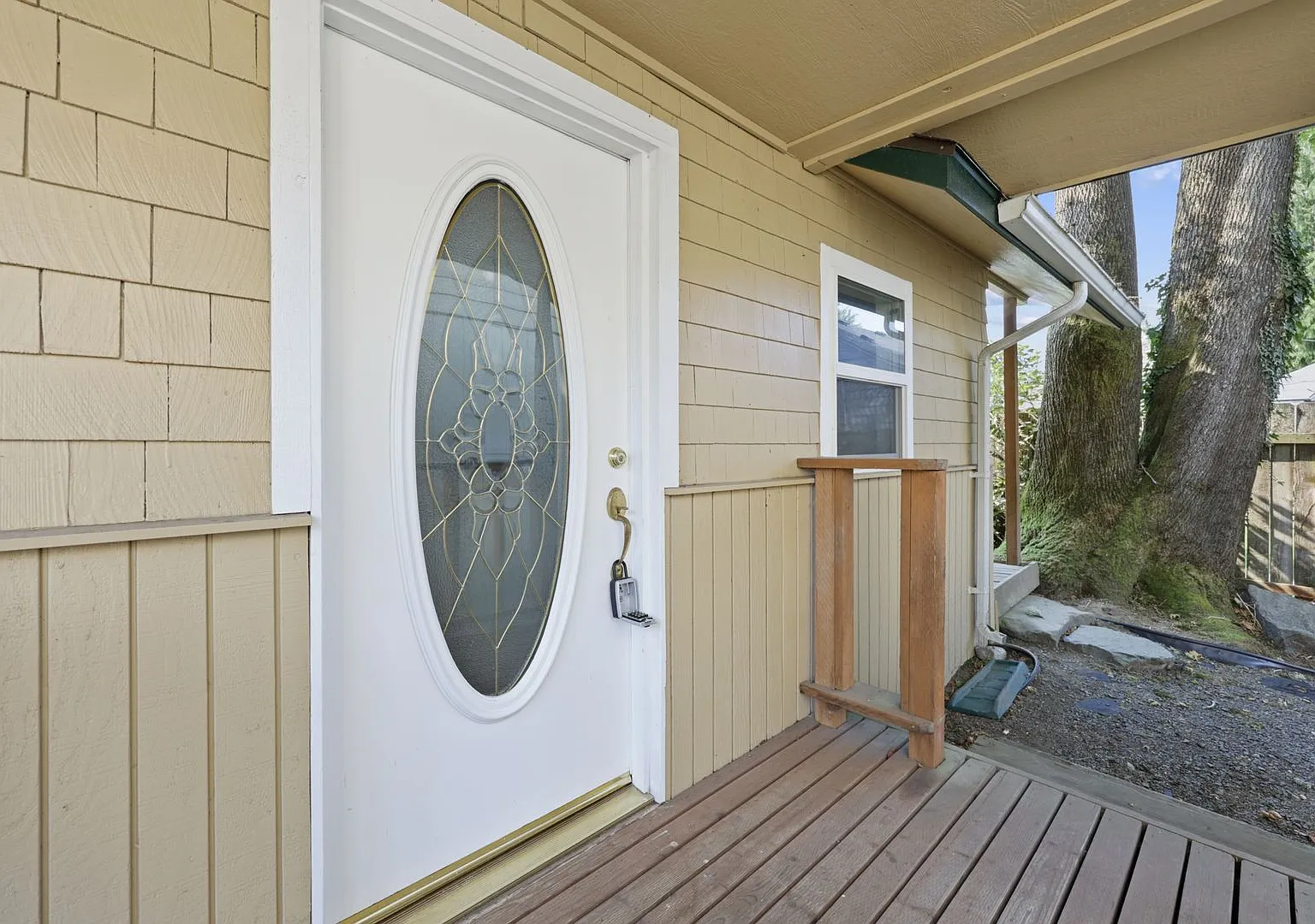 Fantastic location, move in ready! 1 bed, one bath, HUGE kitchen! — Photo 3
