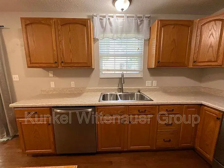 911 Victoria Ln — Photo 11