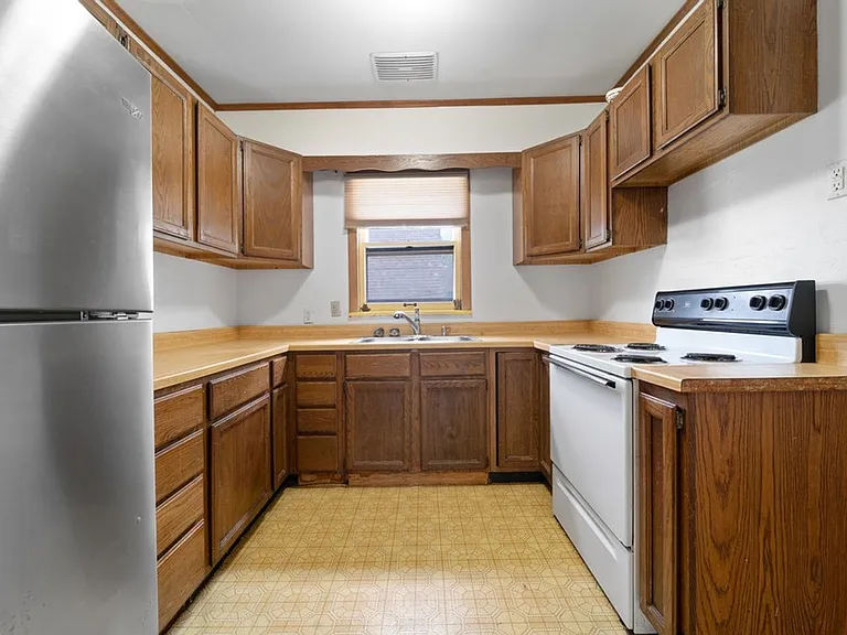 513 W 22nd St — Photo 4
