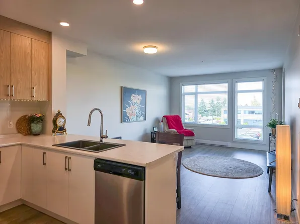 6544 Metral Dr #204, Nanaimo, BC V9T 2L8