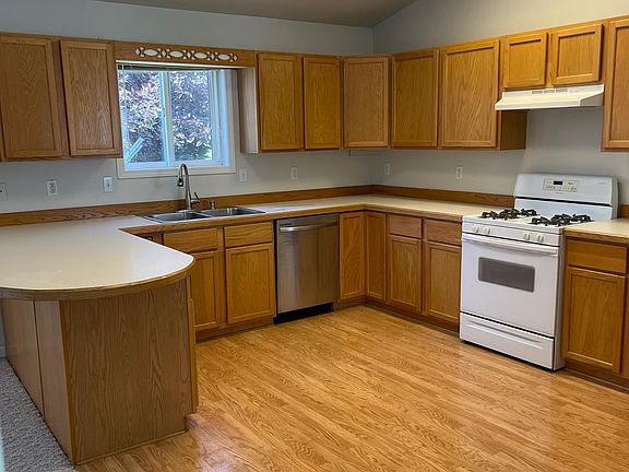 4th image of 1027 Mountain Ash Ave