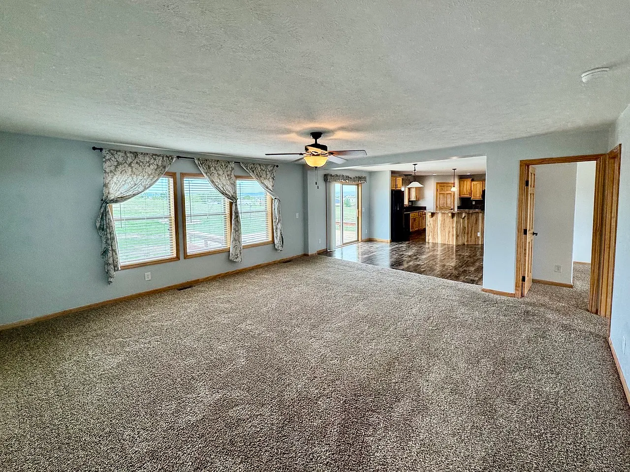 4 bed, 2280 sqft, $2,600 — Photo 2