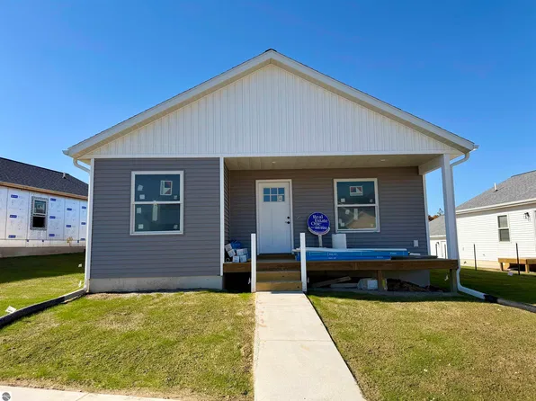 748 Ashland Dr, Traverse City, MI 49696