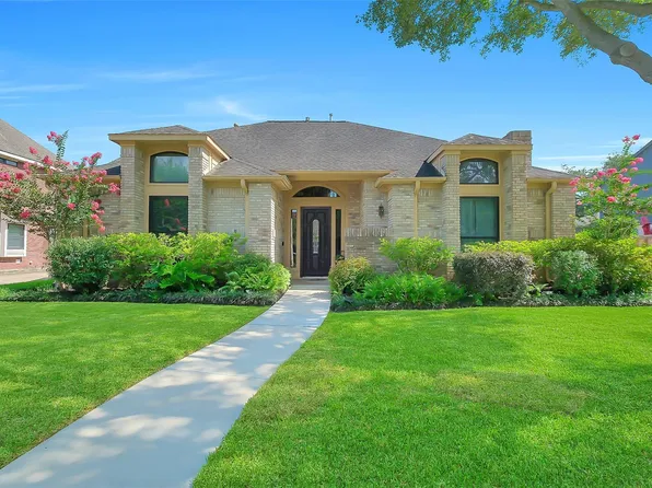 910 Millpond Dr, Sugar Land, TX 77498