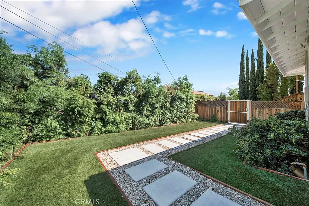 2 bed, 860 sqft, $3,990 — Photo 3