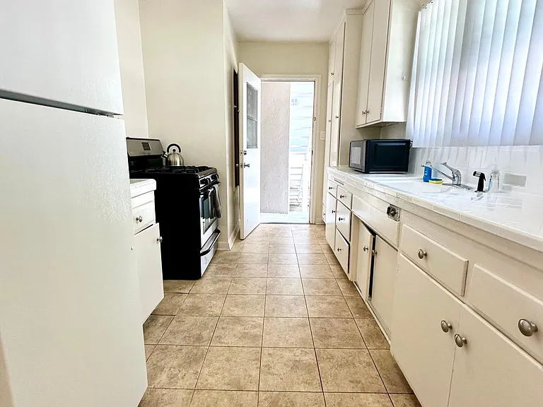 549 Kelton Ave — Photo 6