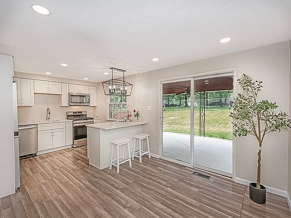 5th image of 211 Shoreham Dr