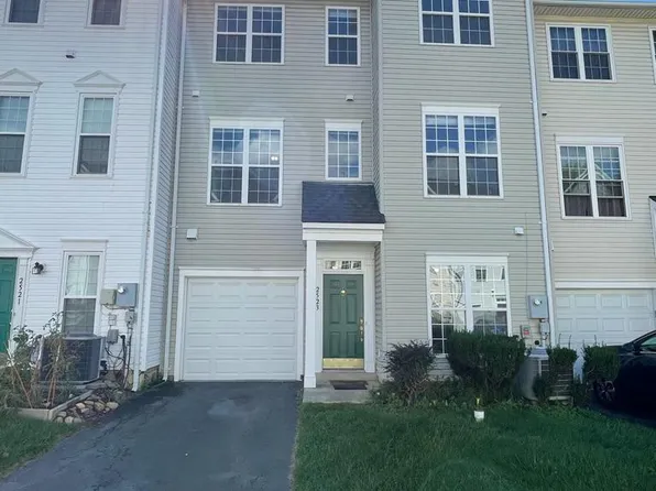 2523 Logan Wood Dr, Herndon, VA 20171