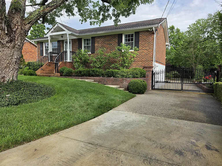 218 Colt Dr — Photo 2