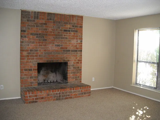 925 Minter Ln — Photo 2