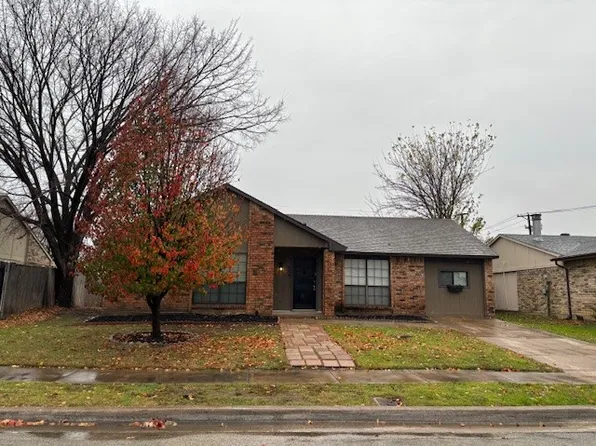 504 Sandstone Dr, Fort Worth, TX 76120