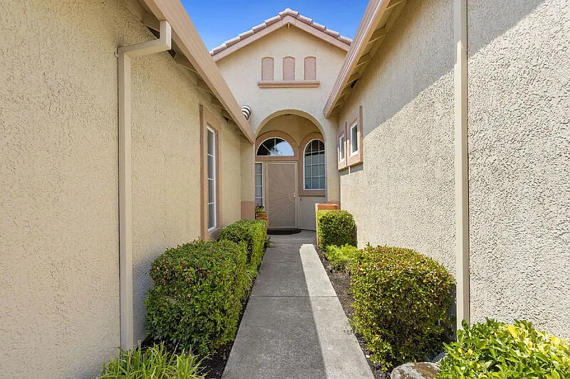 4 bed, 2.0 bath, 1968 sqft, $3,045 — Photo 3