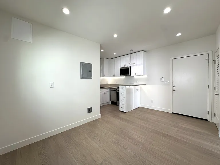 1734 Barry Ave #8 — Photo 3