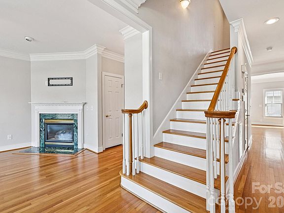 3rd image of 144 Waterton Ln