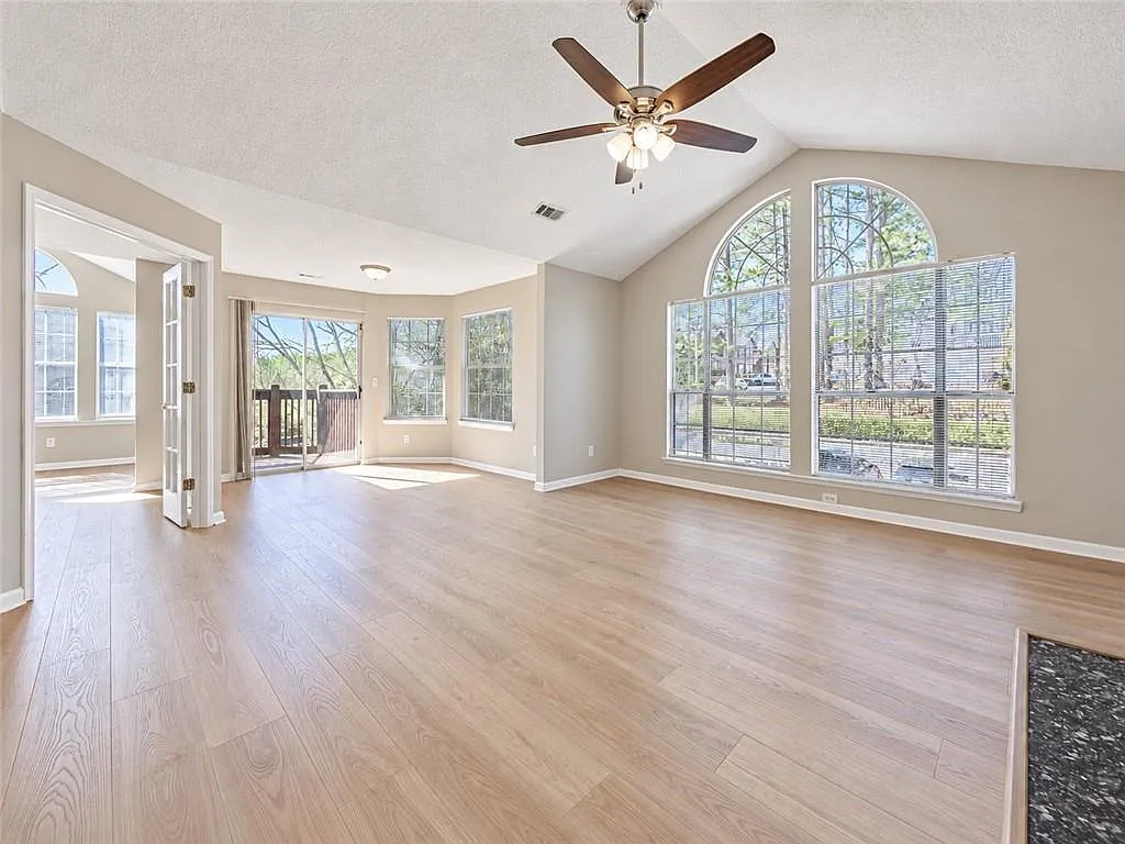 3 bed, 2.0 bath, 950 sqft, $1,900 — Photo 1
