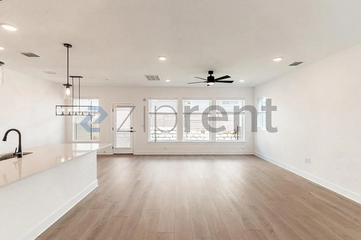 3 bed, 2.5 bath, 1950 sqft, $2,750 — Photo 4