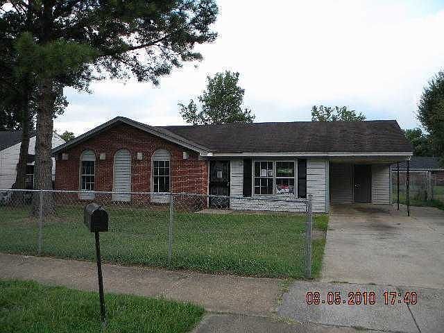 1st image of 15 W Byfield Dr