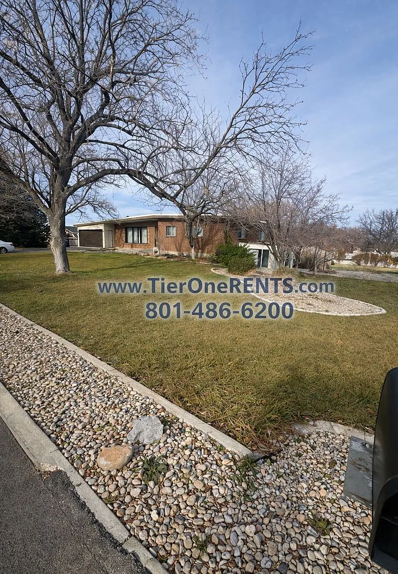 3 bed, 1.5 bath, 1800 sqft, $1,895 — Photo 2