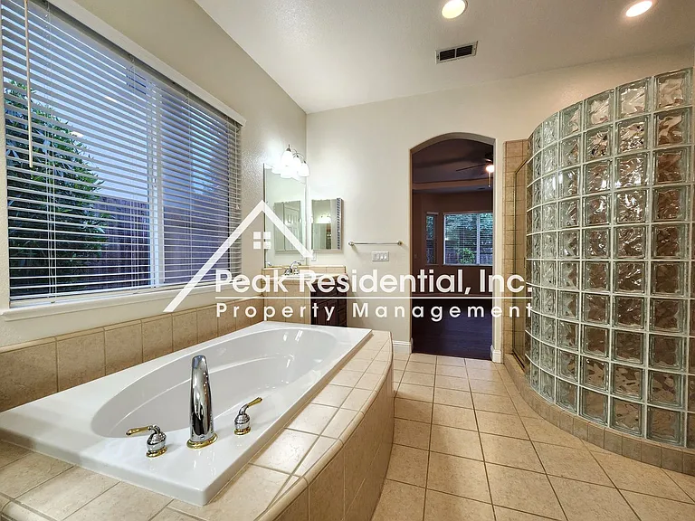 1044 Sandwick Way — Photo 32