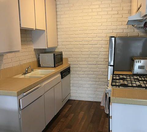 Full kitchen including filtered water and ice-maker.