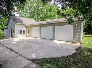 219 NE 2nd St, Buffalo Lake, MN 55314