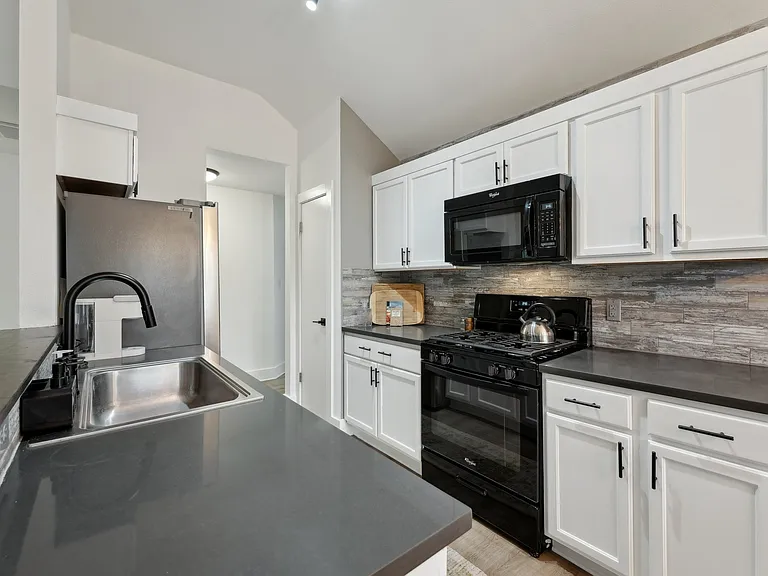 1620 Rosewood Ct — Photo 11
