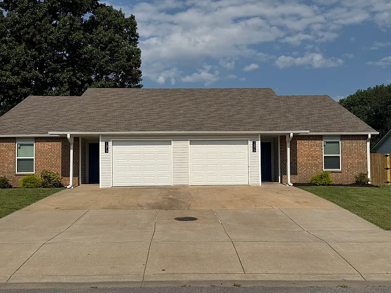 1375 N Carriage Way — Photo 2