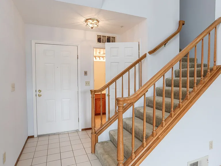 1055 Hull Ln — Photo 4