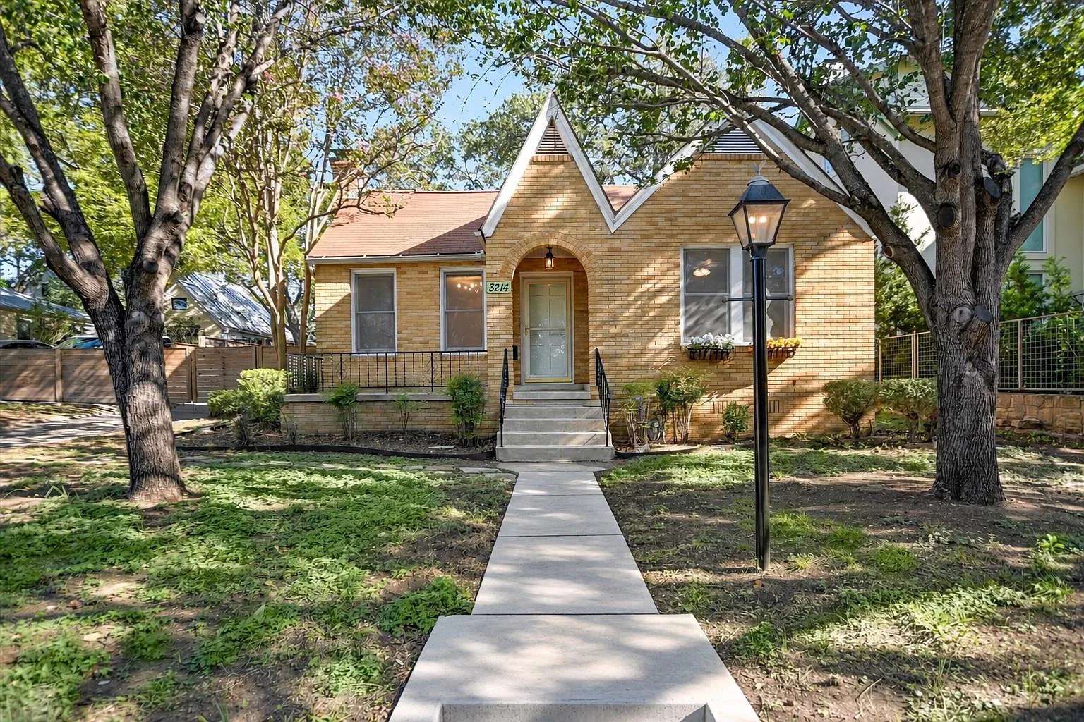 3 bed, 1.0 bath, 1532 sqft, $4,000 — Photo 1