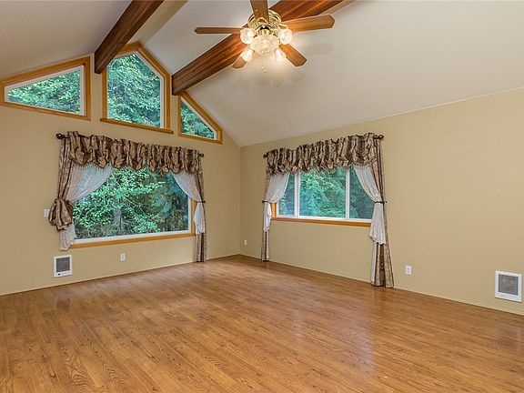 4th image of 22511 Country Dr E