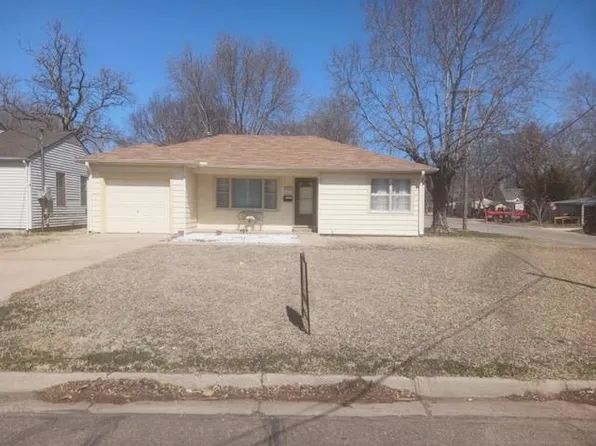 621 E Lyon St, Lyons, KS 67554