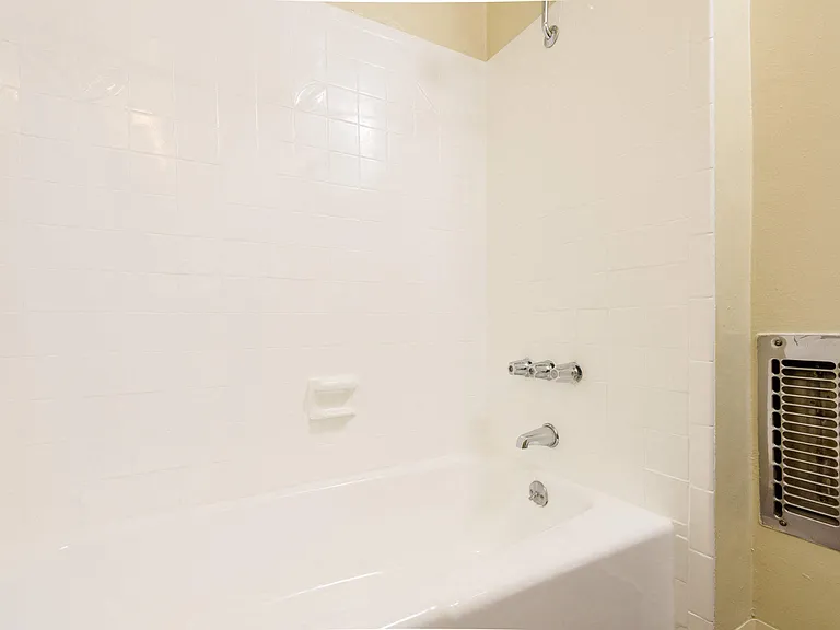 Martin Apartments — Photo 12