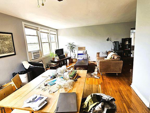 4th image of 2406 W Farragut Ave #3