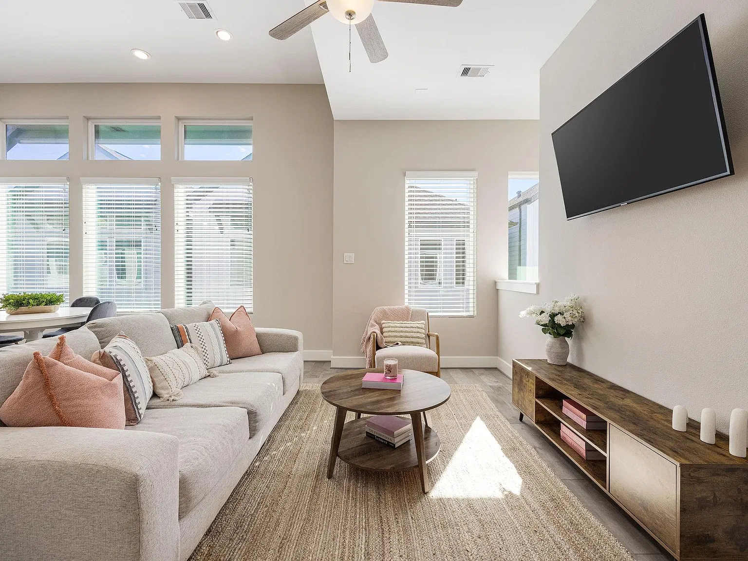 3 bed, 3.5 bath, 1722 sqft, $2,000 — Photo 3
