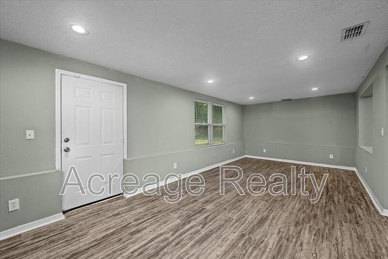 1st image of 884 Kennard St