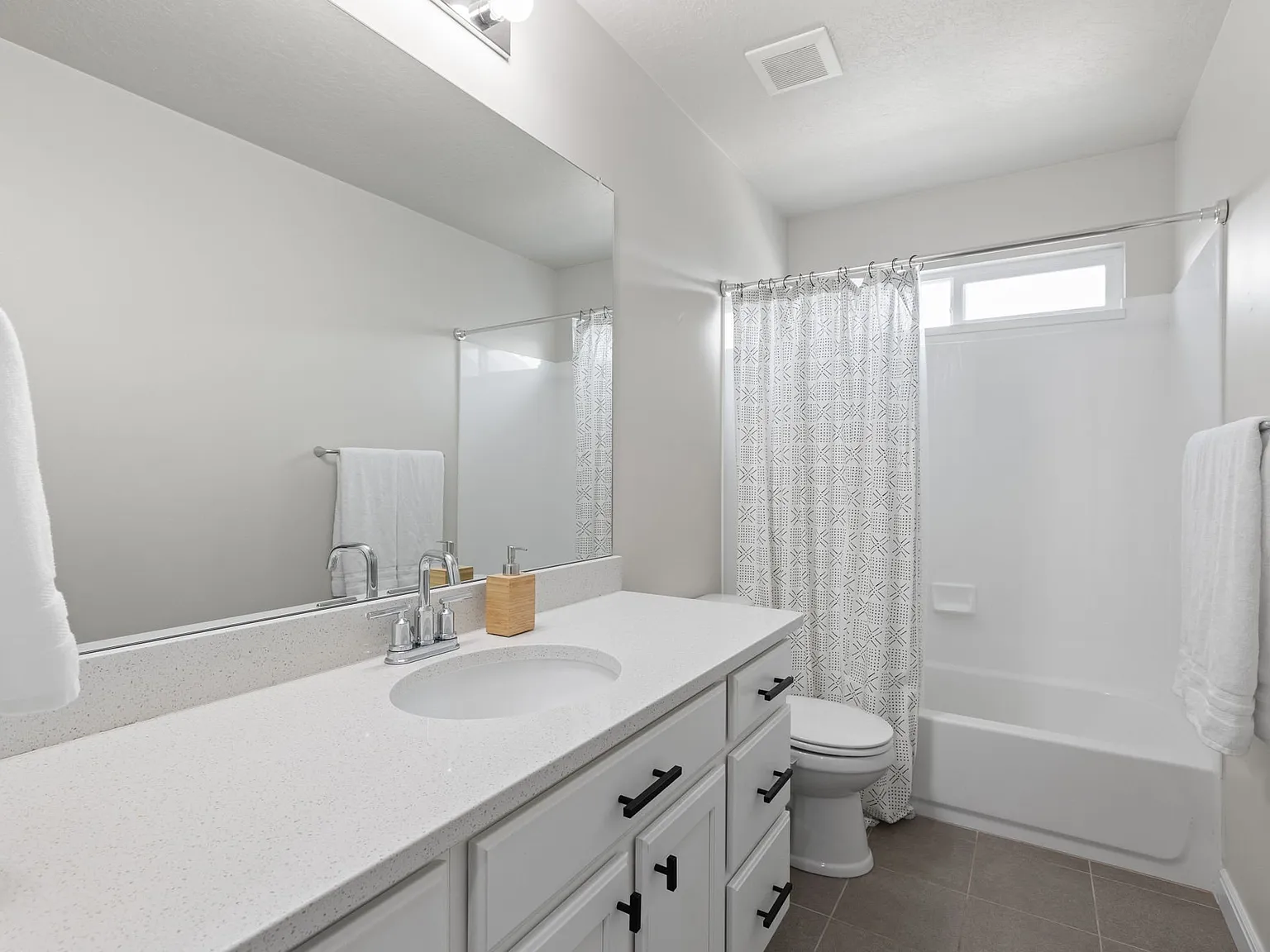 Stunning Modern Townhome - 3 Bed 3.5 Bath — Photo 4