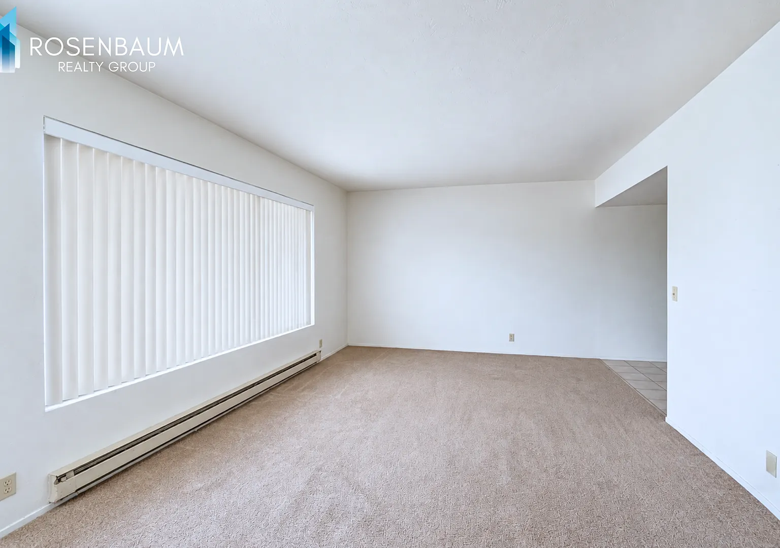 Cozy Upstairs 2-Bedroom Apartment with Shared Fenced Yard — Photo 2