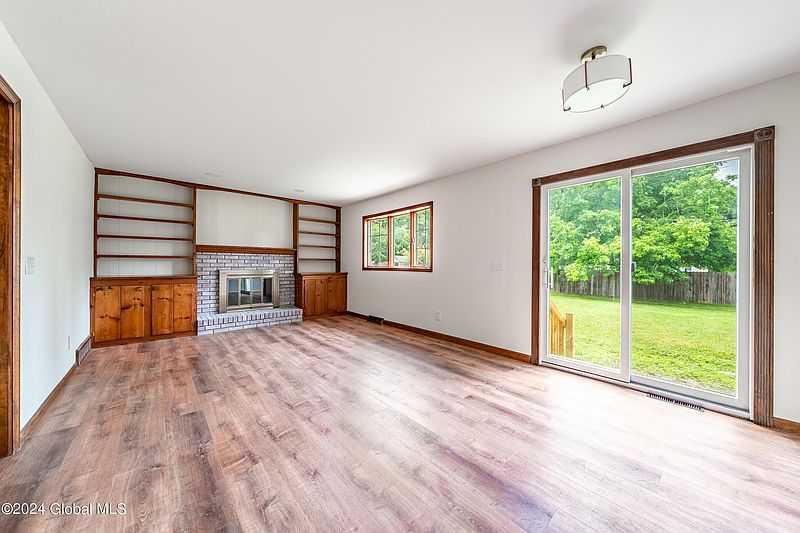 4th image of 137 Acorn Drive