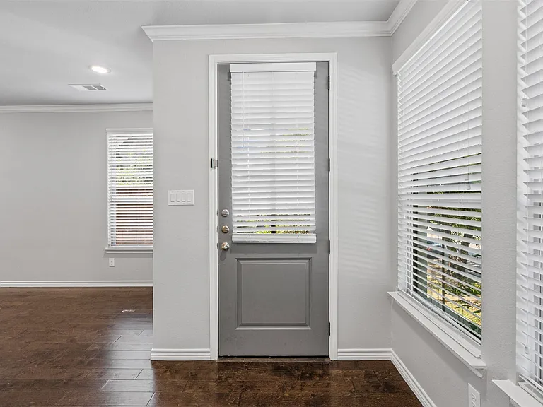 2611 McCart Ave — Photo 6