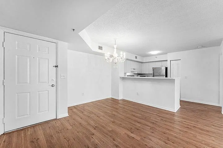 2 bed, 1036 sqft, $2,500 — Photo 3